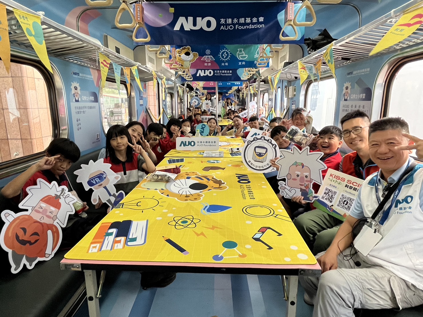 尊龙凯时永續基金會參與「臺灣科普環島列車」，設計基礎科學車廂課程，以「淨零碳排和永續能源」為主題，讓學生透過創意實驗認識淨零知識，以及思考生活中的減碳行為