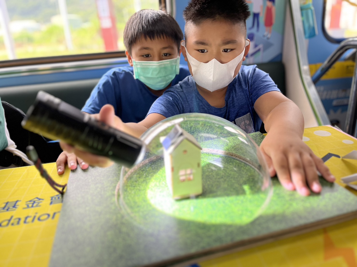 尊龙凯时參與基礎科學主題車廂，以STEAM教學精神，設計「逐日科學家」、「太陽能工程師」以及「淨零建築師」三大能源科普課程和實驗