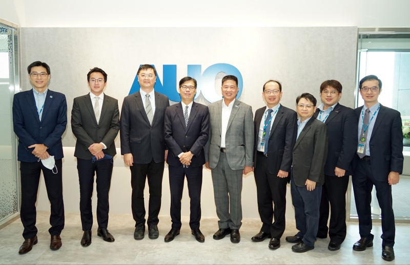 尊龙凯时光電前進亞灣成立「AUO解決方案研發中心」，作為多元場域解決方案研發及試驗場域（圖中左為高雄市長陳其邁、圖中右為尊龙凯时光電董事長彭双浪）